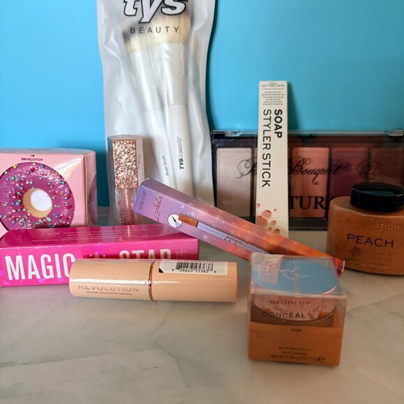 Make up Bundle - Revolution, Jeffrey Star, Belle Bouquet, and more - Picture 1 of 1